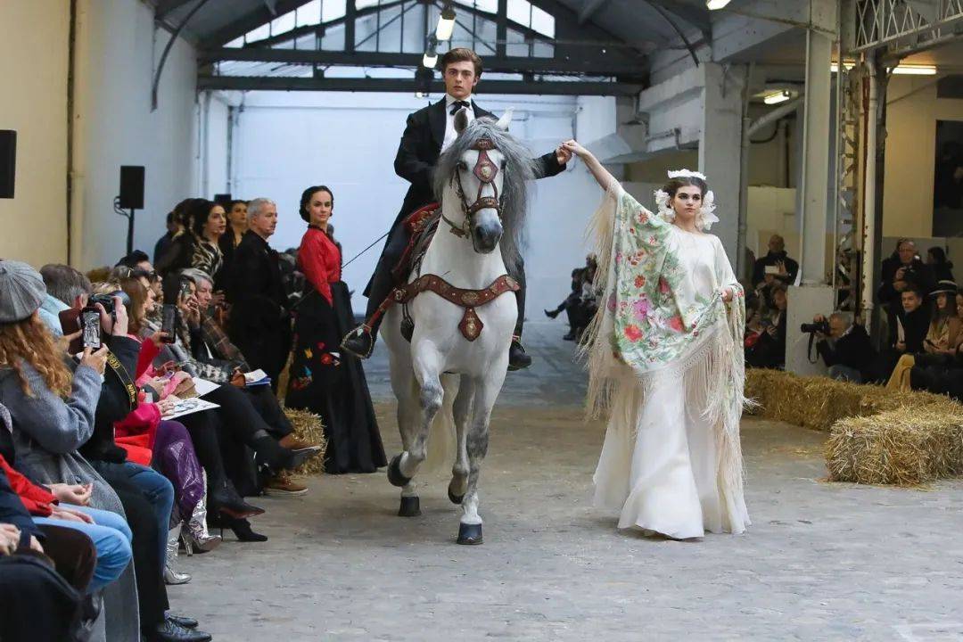 戏剧性 如此戏剧性的舞台表演,原来都是时装秀!