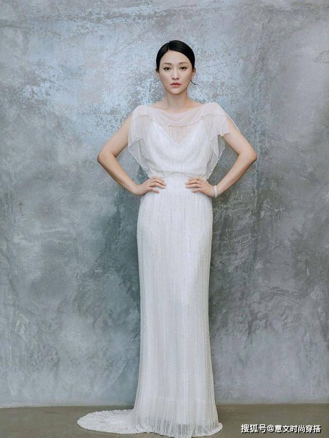 发型周迅年纪大了也很美，气质高贵典雅，穿白裙清新又温柔