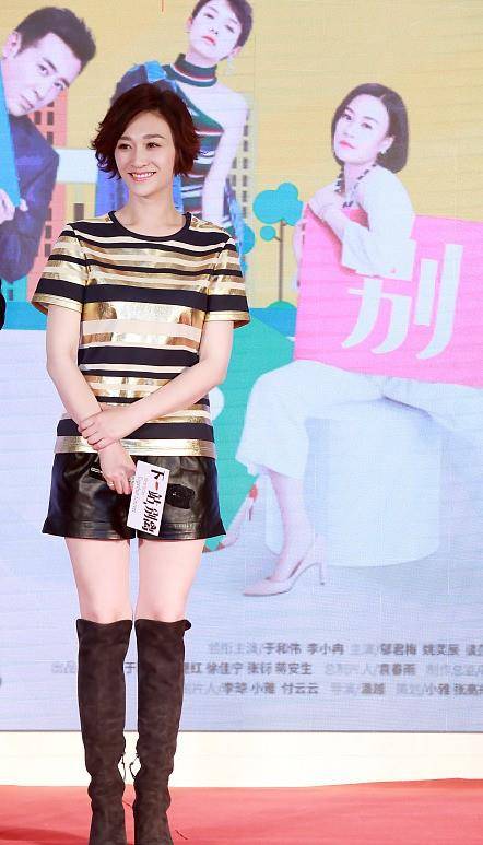 服装 林心如的气质很独特，和李小冉一样，穿简单的短袖，肤色显黑好帅