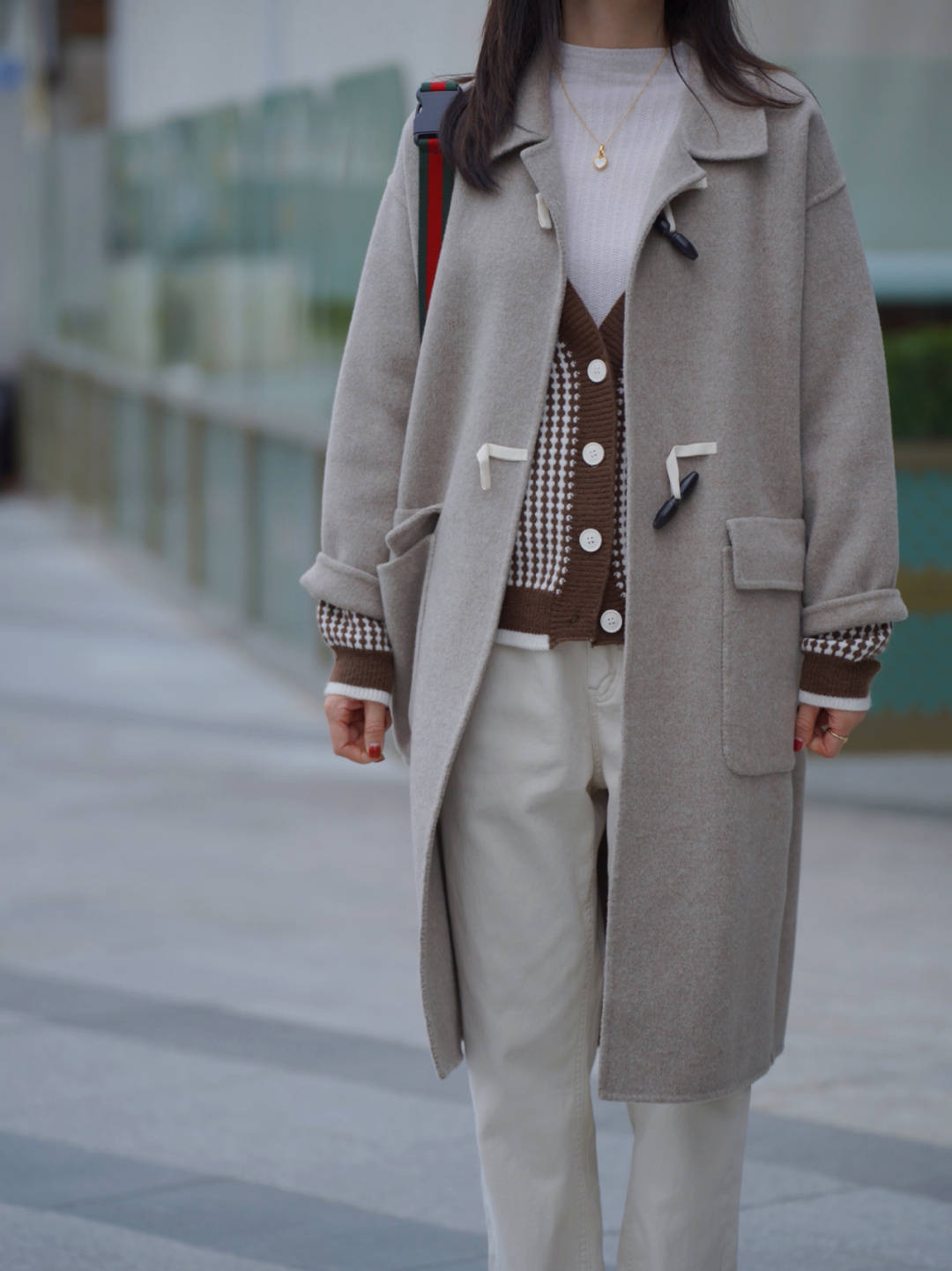 下半身 秋冬季的大衣搭配技巧,内搭黑色针织衫和白色牛仔裤,高级又时髦