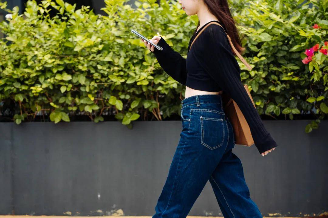 卫衣 广州限时降温的这周，也是街头潮人最爱的秋季时装周