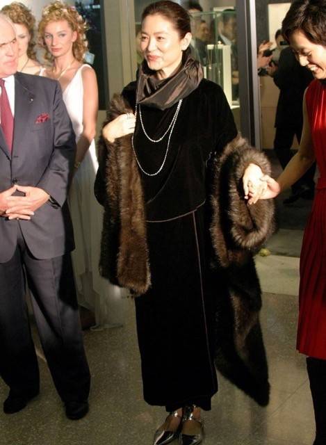 亮点 66岁林青霞美翻了,红套装配黑皮草优雅贵气,真是美了大半辈子