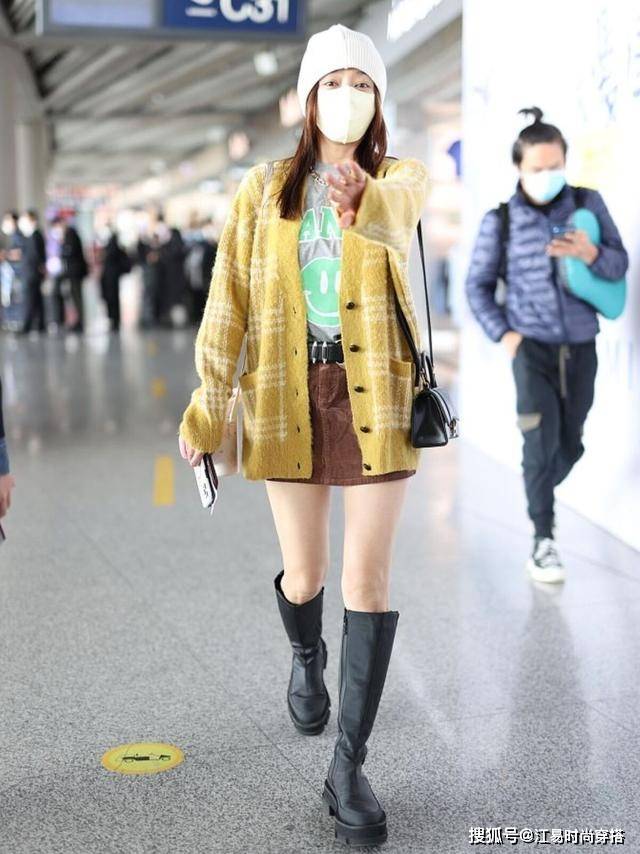 年龄段 秦岚才是40+女人的穿搭指南，短裙配长靴太时髦，轻松美成焦点