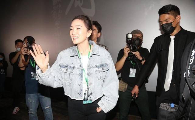 身材 巩俐打扮起来还像刚出道的样,廓形夹克配T恤,比年轻小花还抢眼