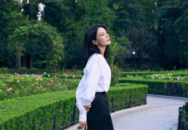 江疏影 江疏影带“火”了粉色衬衫，配卡其色半身裙青春靓丽，大长腿抢镜