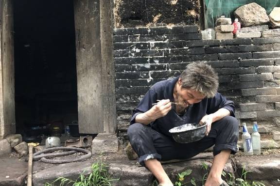 说法老话说：“锁口纹饿死人，眉过眼使金碗”，啥意思？啥是锁口纹？