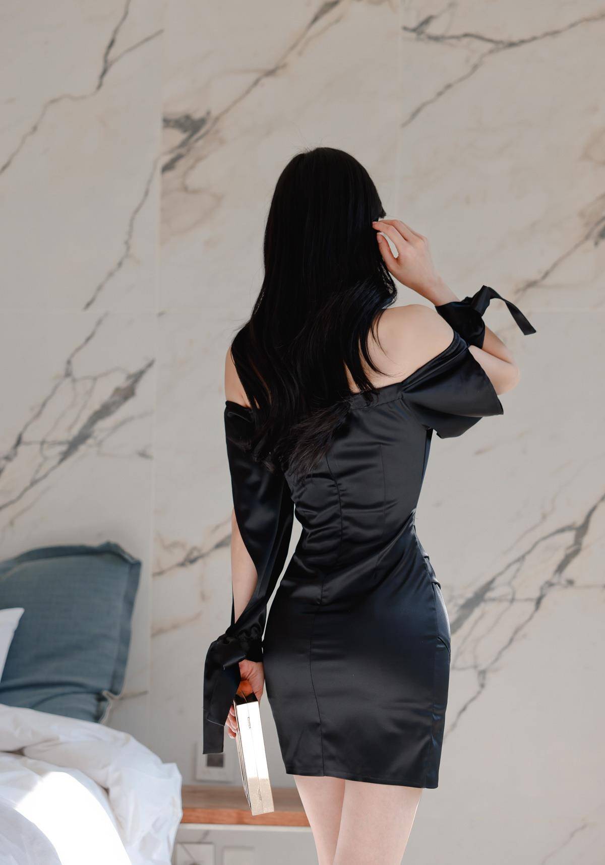 流线 极简设计的一字肩连衣裙，流线剪裁勾勒出身材曲线