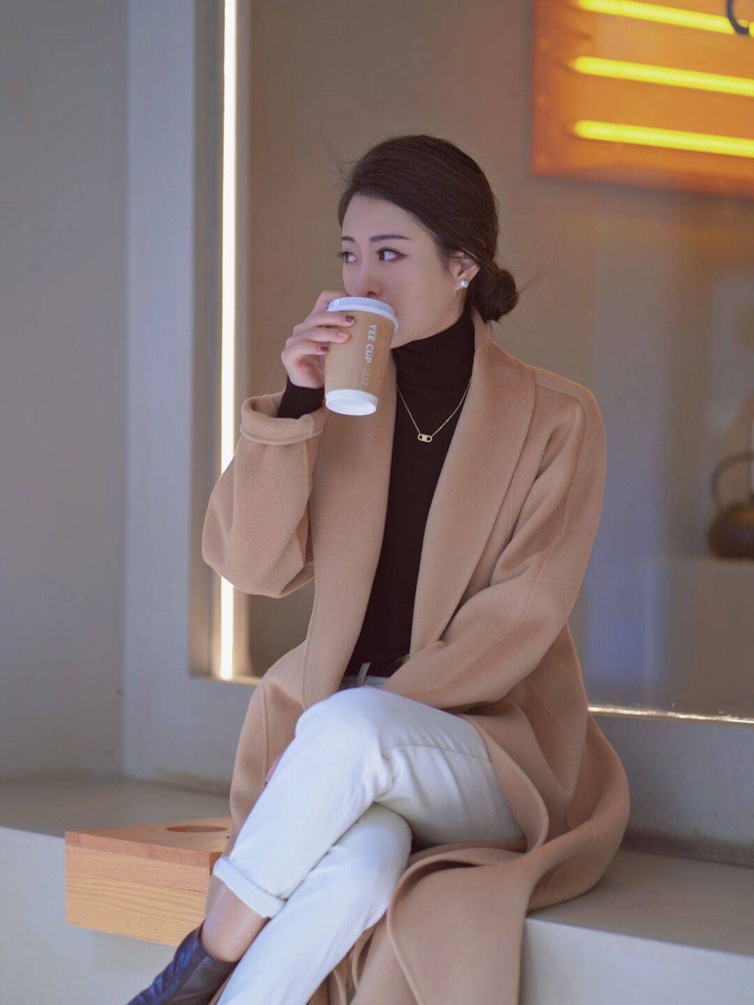 下半身 秋冬季的大衣搭配技巧,内搭黑色针织衫和白色牛仔裤,高级又时髦