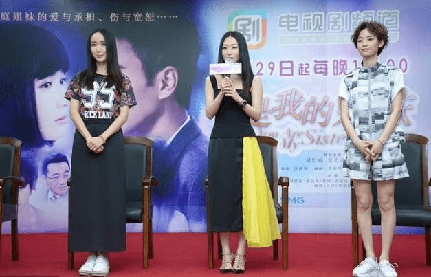 黑色 白冰穿黑色吊带裙上节目，头发披肩气质迷人，皮肤白皙成全场焦点