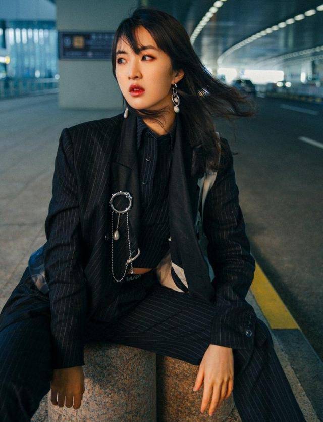 中性 华为小公主姚安娜风格大变,中性风走机场认不出,比男明星还帅气