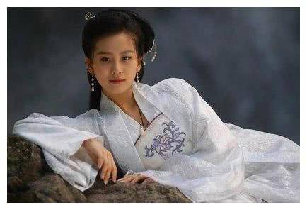 演技|古装剧中的“妃子卧”，杨幂楚楚可怜，杨蓉狠毒凌厉，而她绝了！