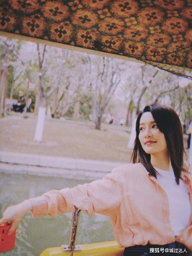 身材 李沁的衬衫造型美出圈！原来简约风穿搭，才是年轻女人的首选