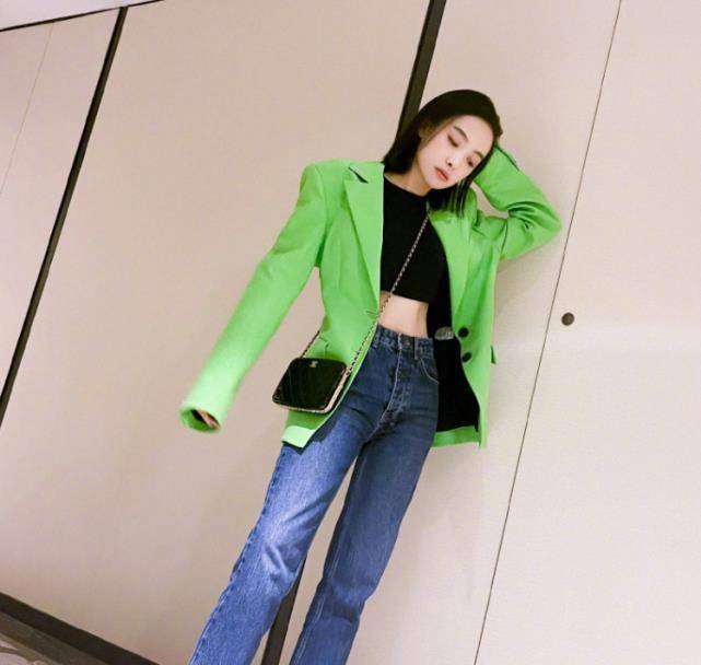 黑色 宋茜出道12周年，穿红黑撞色晒美照，明艳帅气太吸睛