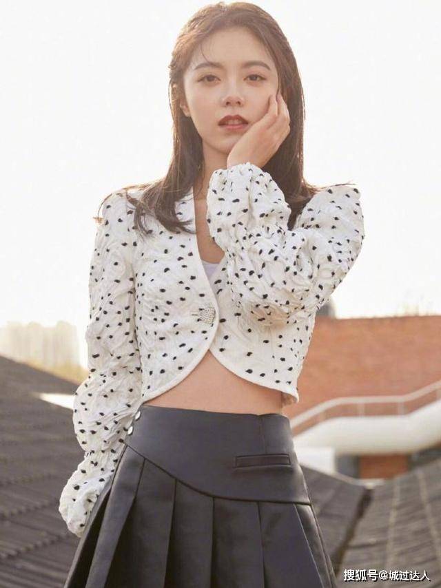 感觉 赵今麦越来越有女人味，穿褶皱波点衫优雅灵动，魅力挡不住