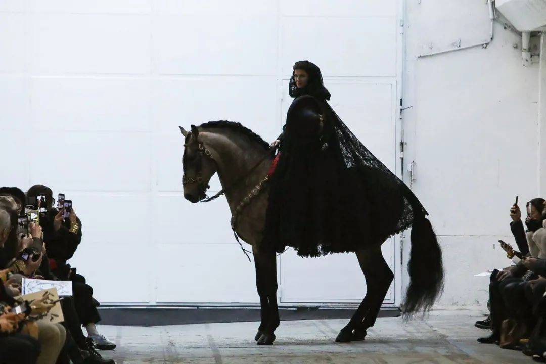 戏剧性 如此戏剧性的舞台表演,原来都是时装秀!