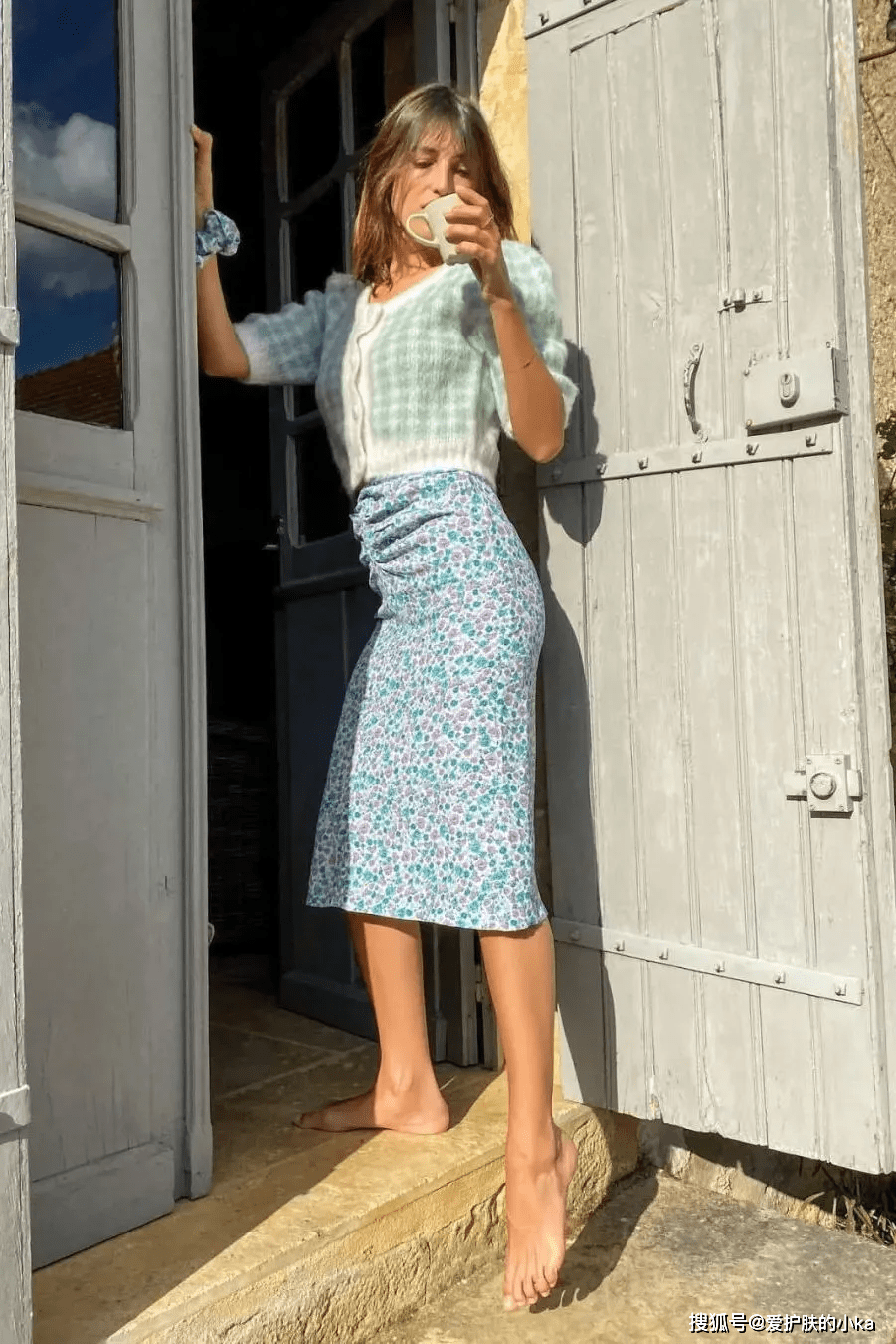 整体 “奶奶衫”复古回潮，配上裙子优雅又浪漫，秋天没它怎么行？