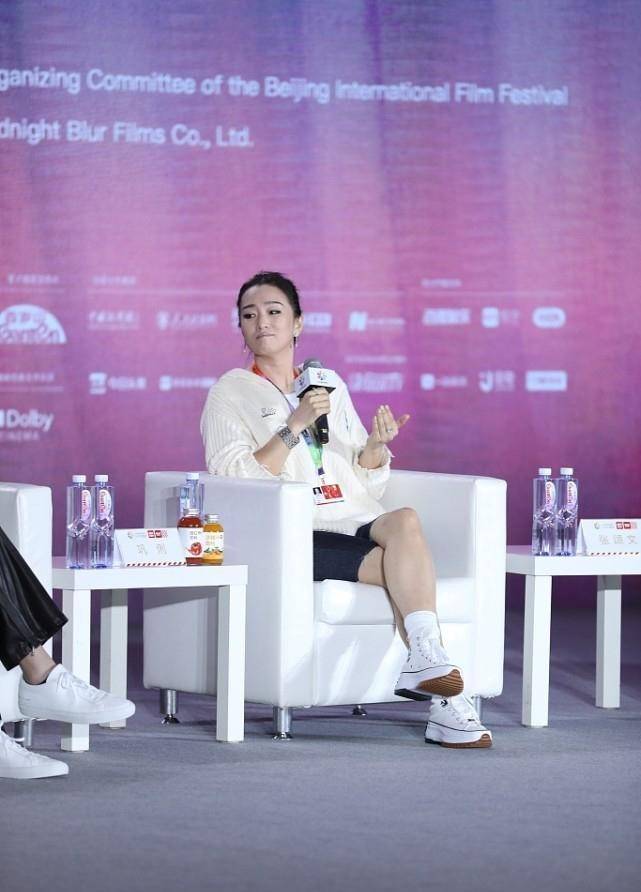 身材 巩俐打扮起来还像刚出道的样,廓形夹克配T恤,比年轻小花还抢眼