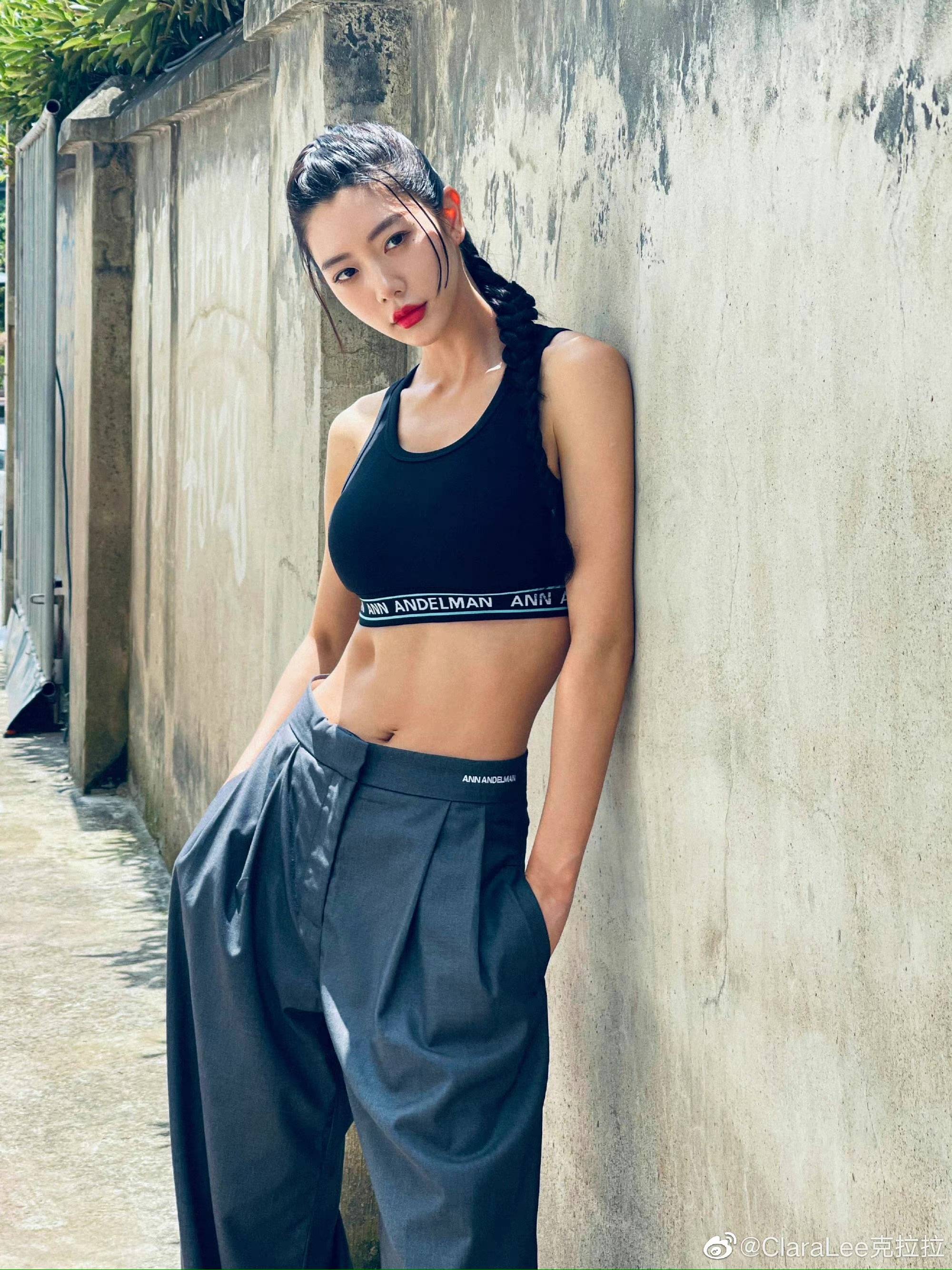 黑长直 克拉拉黑色连衣裙现身优雅端庄，颜值身材依旧在线，新作品将上映