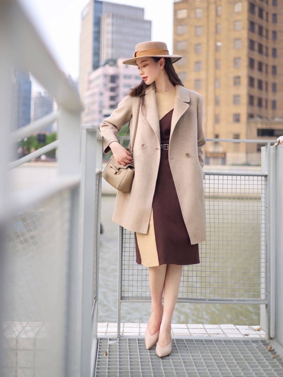 下半身 秋冬季的大衣搭配技巧，内搭黑色针织衫和白色牛仔裤，高级又时髦