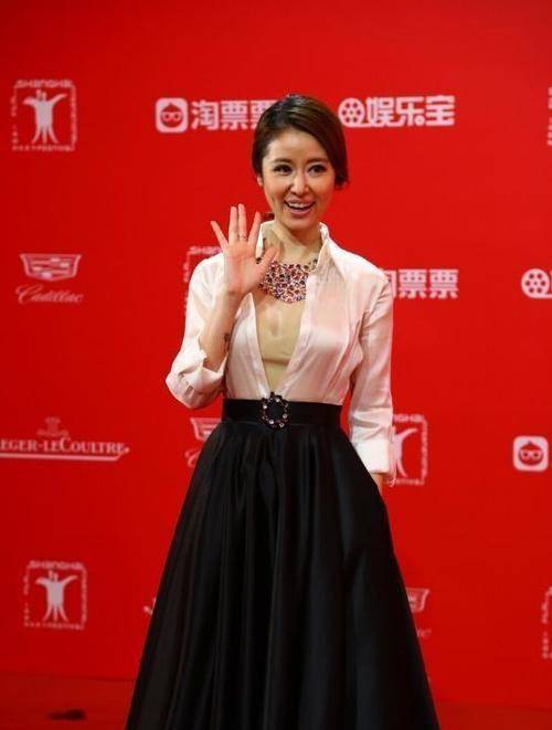 设计 林心如穿真丝裙装大玩透视，优雅不失性感，突显曼妙少女身材