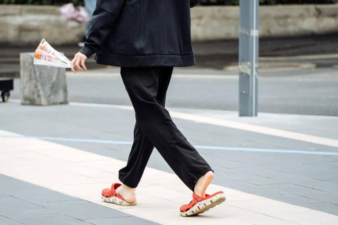 卫衣 广州限时降温的这周，也是街头潮人最爱的秋季时装周