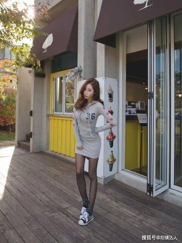 卫衣 看腻了“少女感”，不如试试性感的“卫衣+黑丝”，清爽又洋气