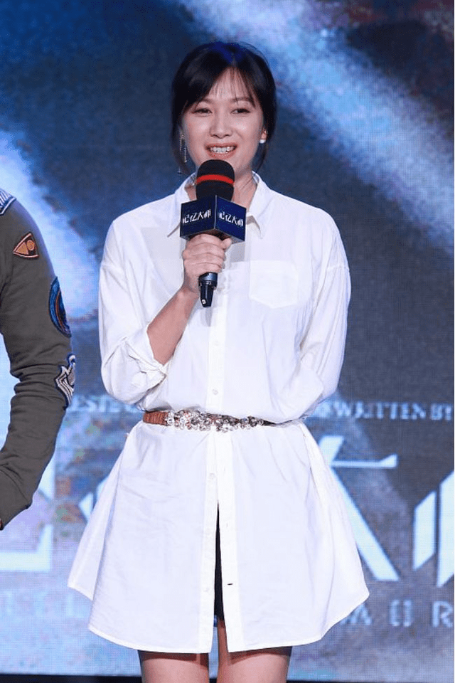 身材 徐静蕾骨子里有股文艺范，长款衬衫当裙子穿，配上腰带显高又显瘦