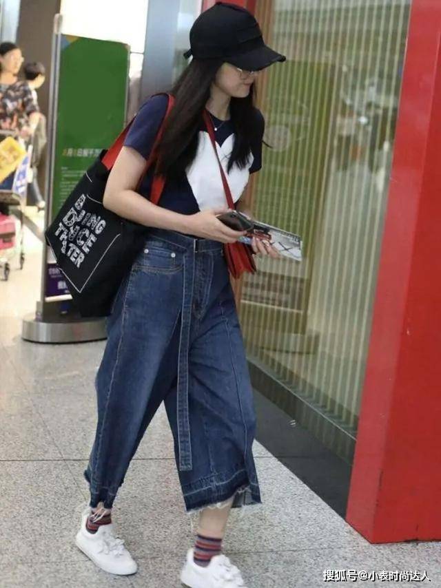 配饰 王艳穿搭好接地气，身上T恤看似朴素，她穿上却像“阔太”