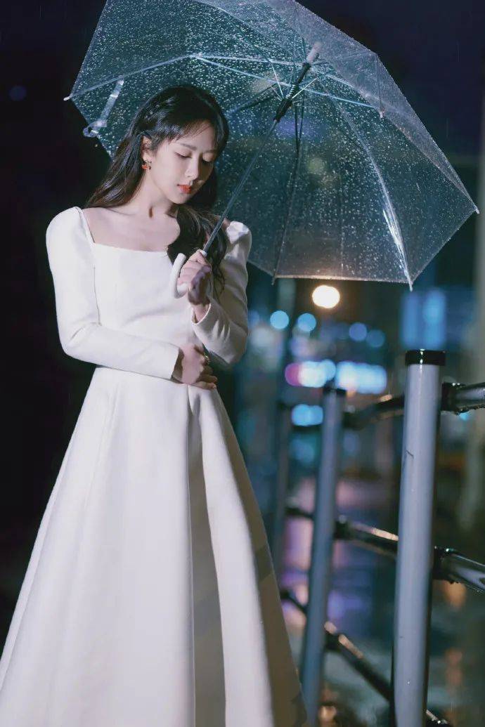 美人 都是伞下美人照！杨紫显得端庄优雅，鞠婧祎竟然有魅惑感，好神奇