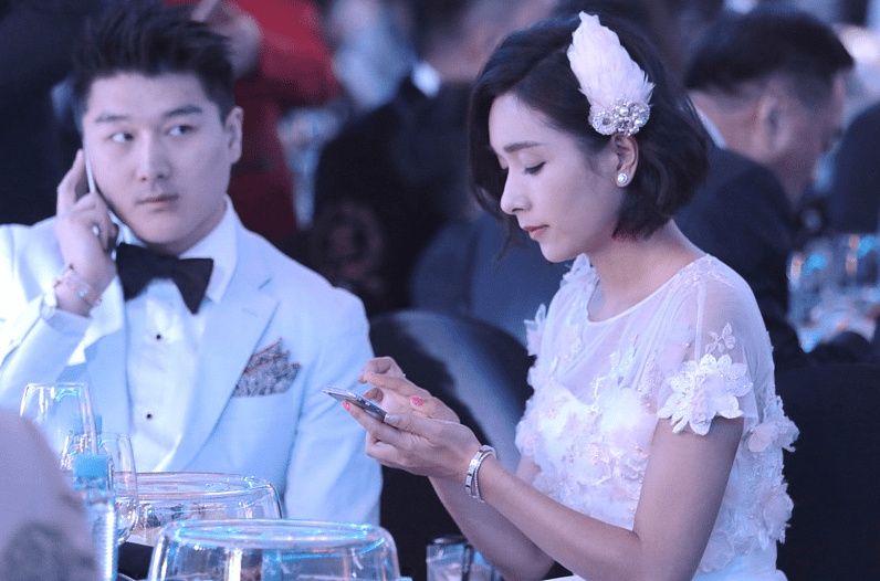 显得 很难相信杨恭如都快50岁了，不仅会穿会打扮，身材也好到让人羡慕