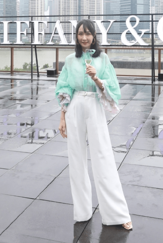 显得 雷佳音老婆有张“旺夫脸”，绿纱衬衫配阔腿裤，气质嫩得像少女