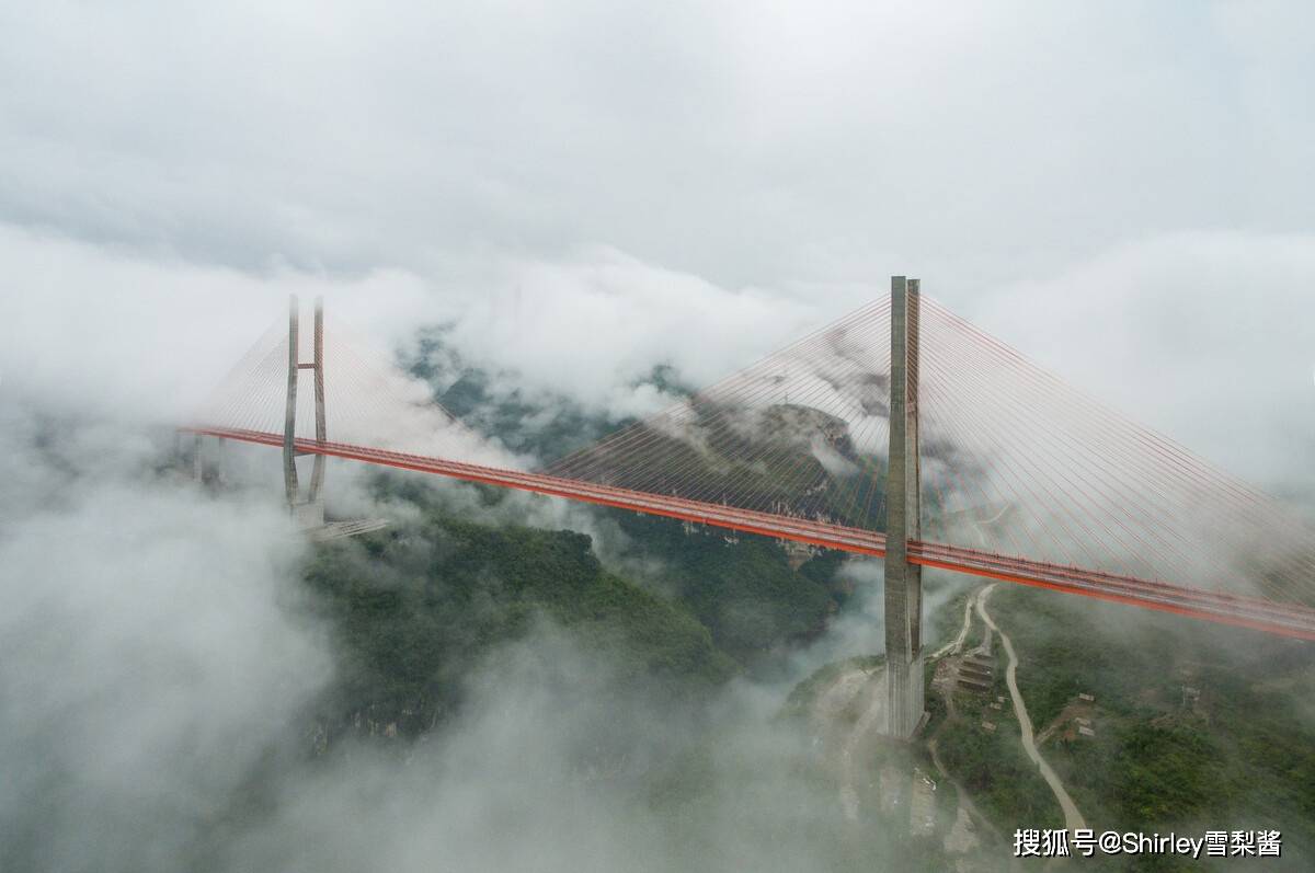 大橋跨越雲端,連接著山巒起伏;位於壩陵河水道之上,大橋西起關嶺立交