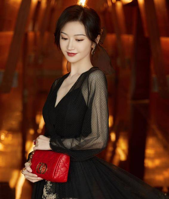 刘雨昕 大秀红毯比美：景甜全靠脸在撑，王子文新男友最抢镜，孟美岐翻车