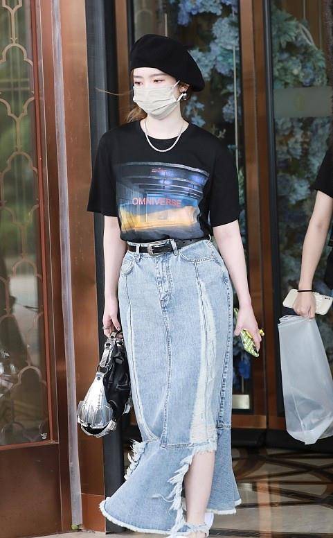 设计 孟美岐的颜值真高啊，穿酷炫的独特蓝色服装，妆容奇怪也能驾驭