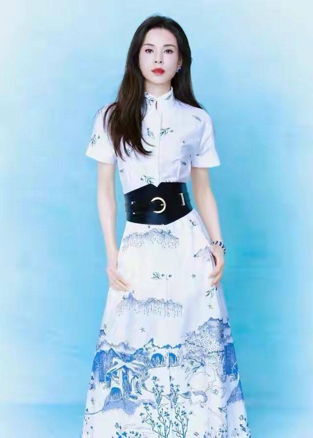 活动 李若彤出席活动被怼脸拍，穿水墨裙身材似少女，生图暴露真实年龄