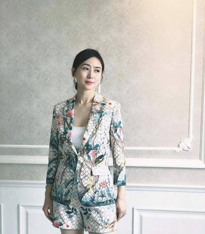 太嫩 翁虹穿粉色运动服去打球，扎低马尾辫超减龄，51岁也太嫩了吧
