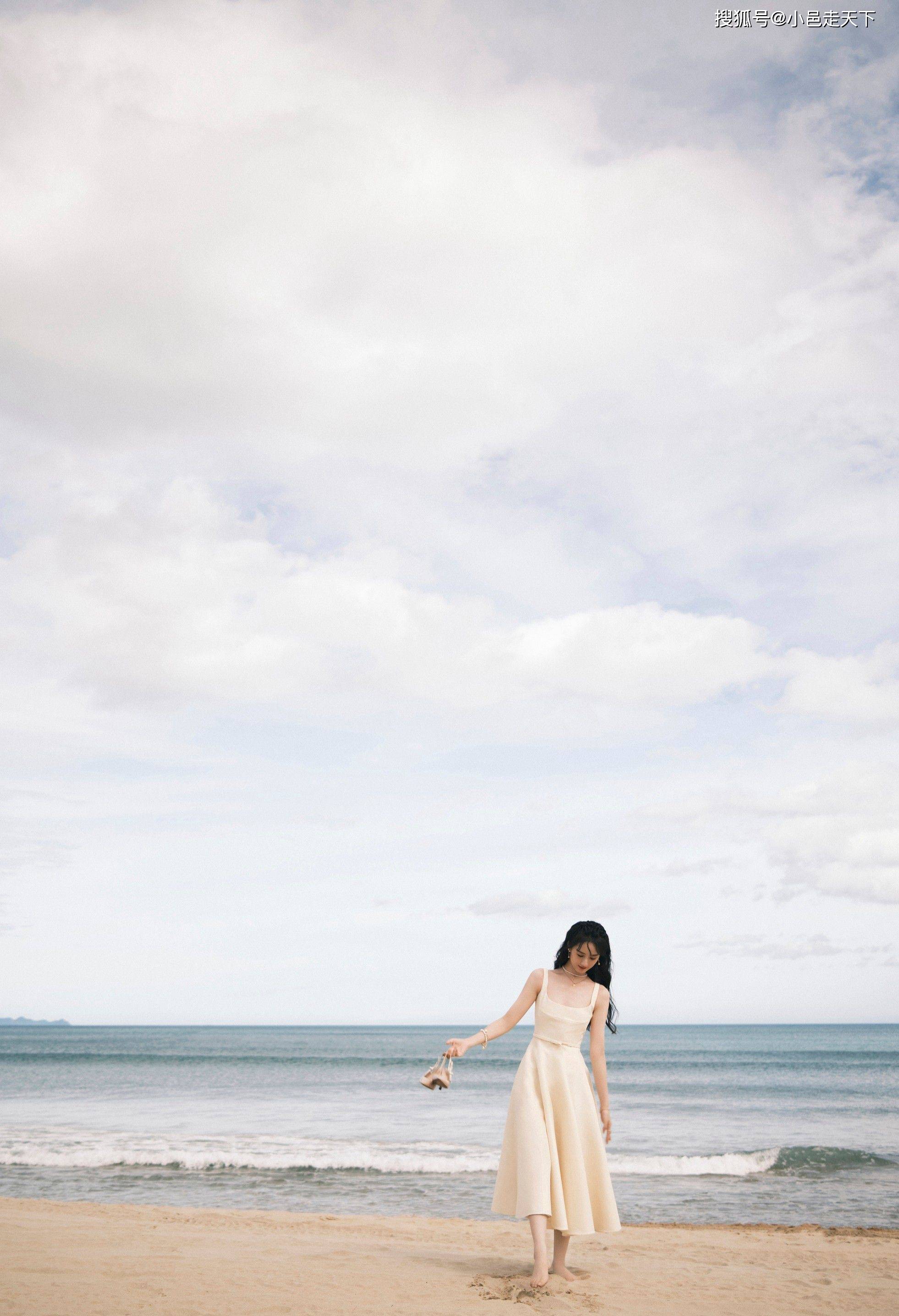 袁冰妍白色吊带裙优雅写真