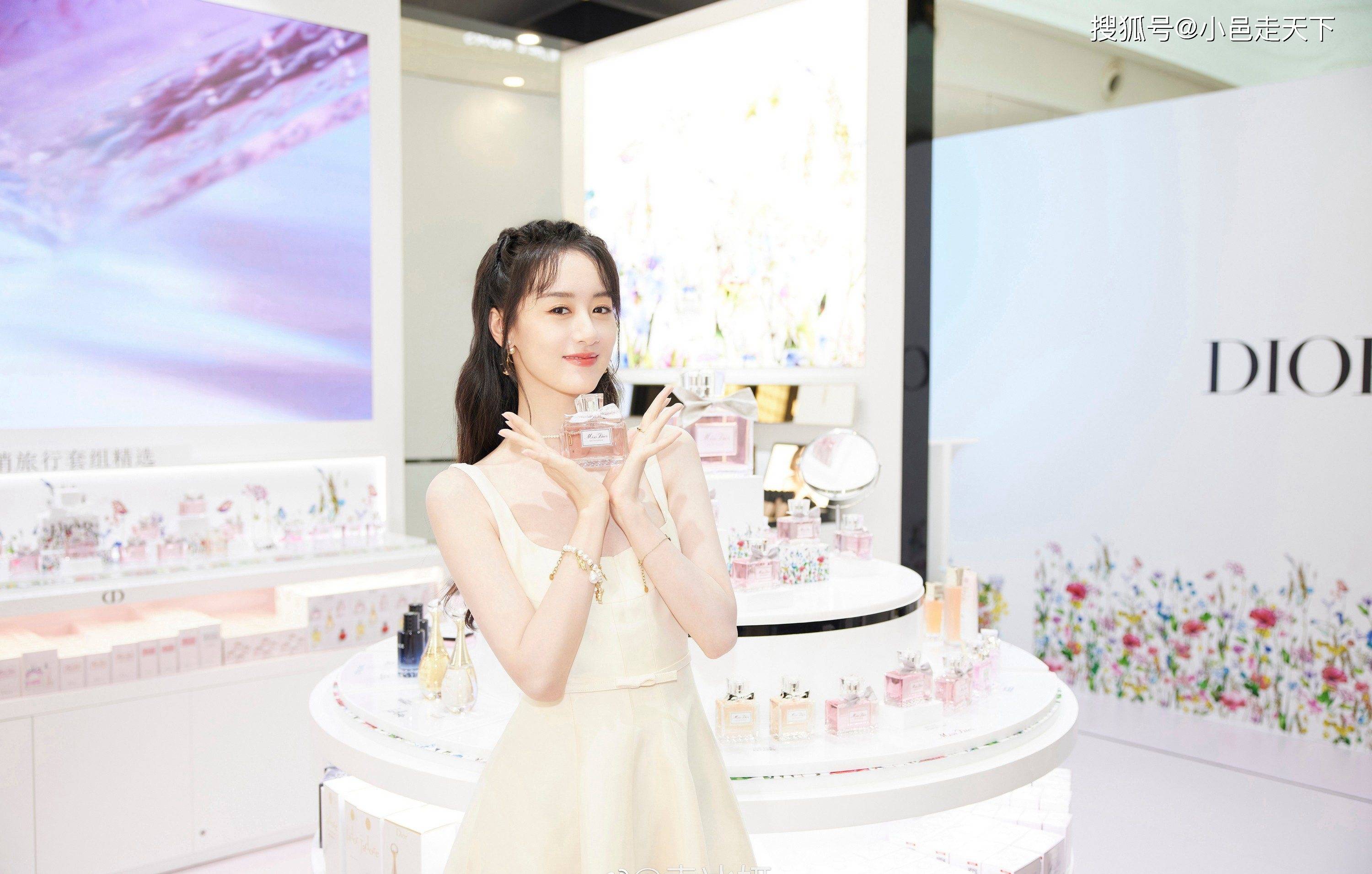 袁冰妍白色吊带裙优雅写真