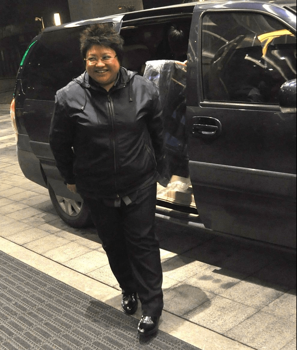 黑色 韩红下车时都这么有气质,虽然没有骨感身材,却带着一种潇洒感