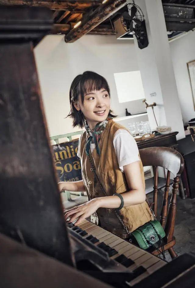手表 孙铱气质真迷人，身穿黑色旗袍出席活动，搭配红唇分外有高级感！