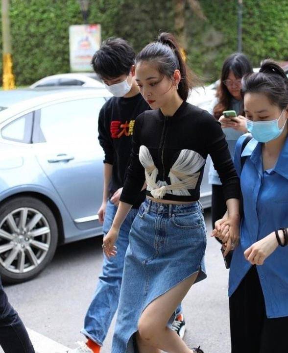 整体 吴倩穿开叉半裙参加直播,腰细腿长很吸睛,生图下也很美