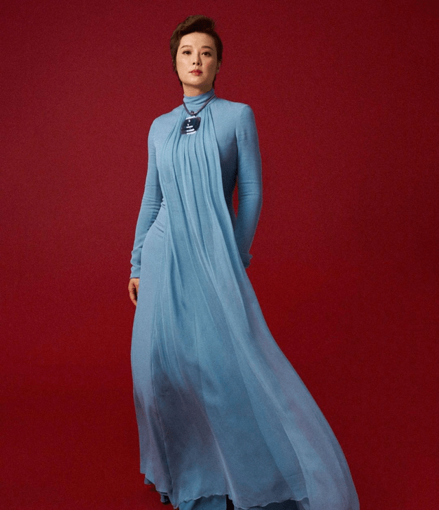 显得 袁立把“微胖美精髓”穿出来了,绿色连衣裙清爽简约,自信又温柔