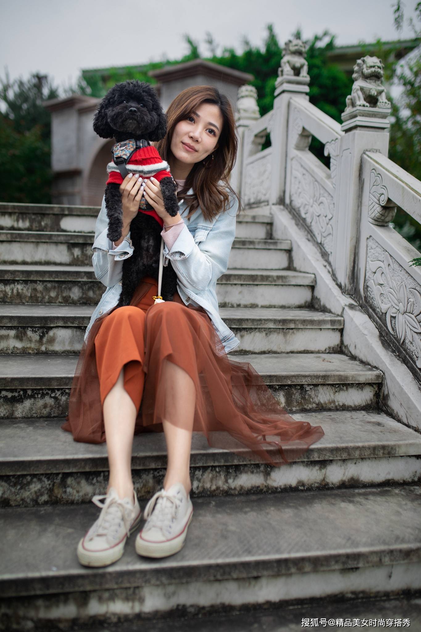 吊带 秋日里穿着很是吸睛时尚的小姐姐