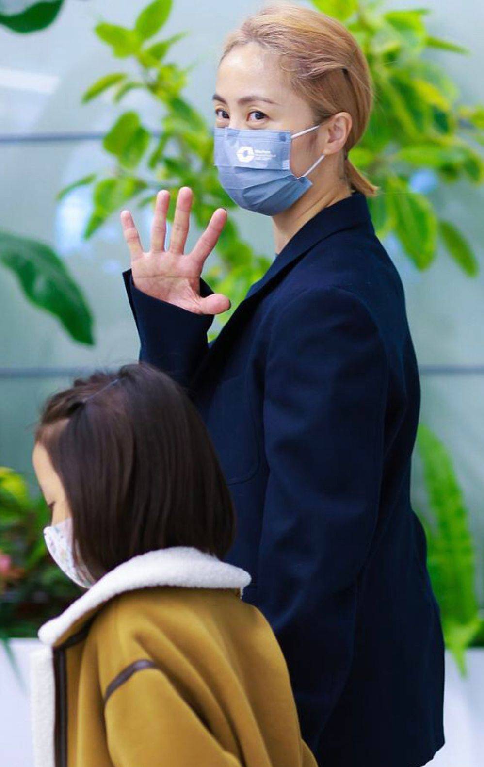 黄磊一家三口走机场,孙莉染金发太时髦,8岁女儿和妈妈共一张脸_女性