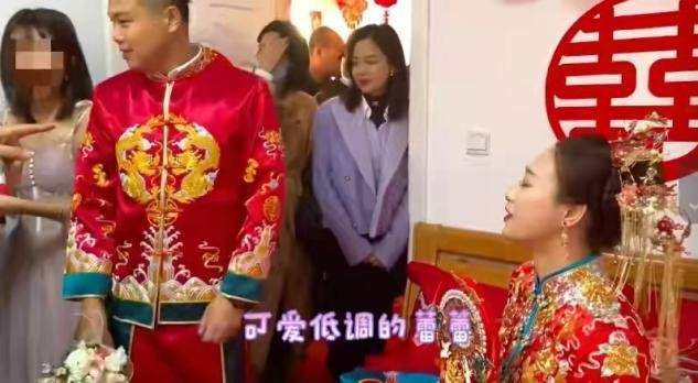 大气 辛芷蕾太拉好感,回老家参加婚礼妆容淡到显黑,首饰都不戴接地气