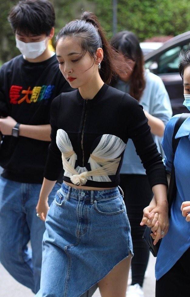 整体 吴倩穿开叉半裙参加直播,腰细腿长很吸睛,生图下也很美