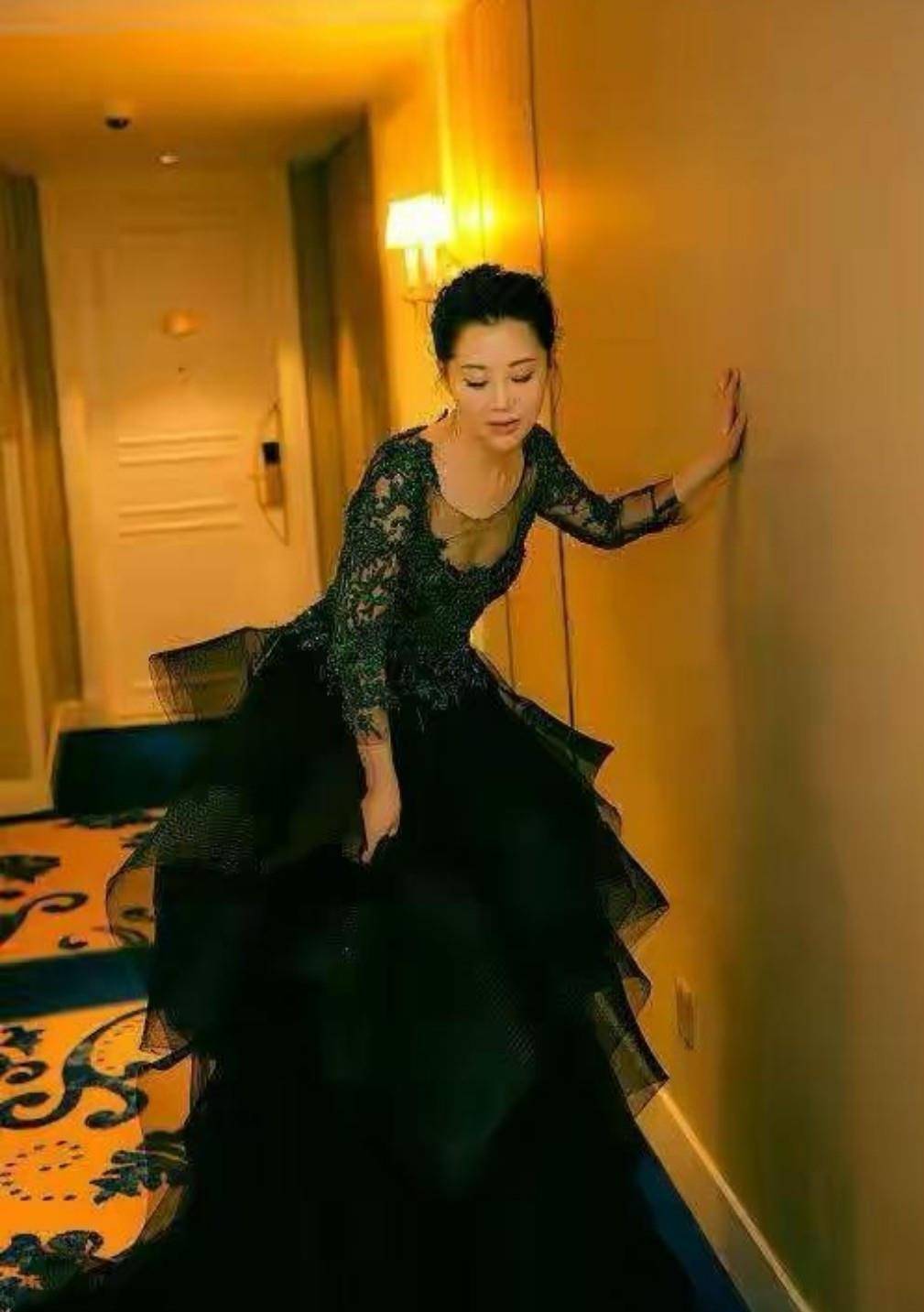 设计 52岁许晴穿衣太大胆了,穿连衣裙亮相,身材比年轻小姑娘还好