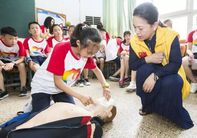 學生上課|河南一學生上課吃零食被忽視，父母大鬧學校，網友：家長哪來的臉