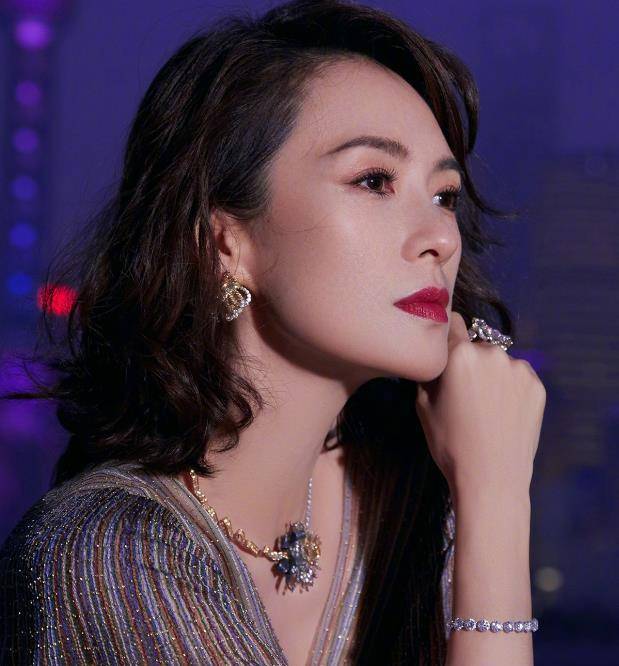 刘雨昕 大秀红毯比美：景甜全靠脸在撑，王子文新男友最抢镜，孟美岐翻车