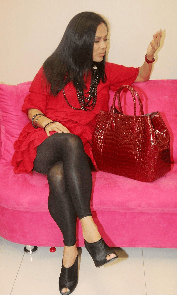 透视 韦唯奔六了也有气质，迷你裙配透视裤，年轻时那英也得叫“前辈”